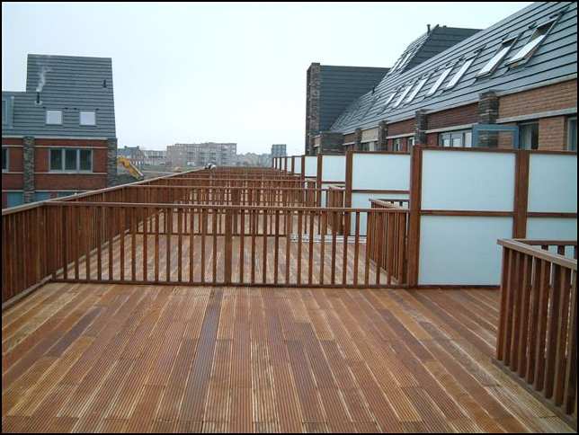 Houten terras en balustrade in Barendrecht