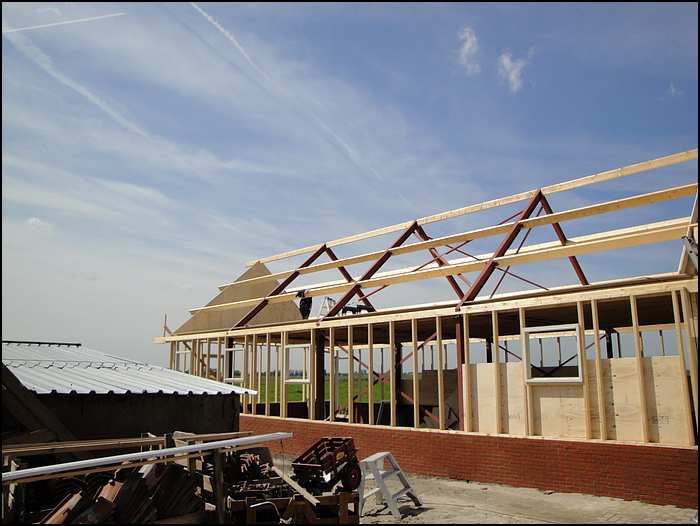 Houten schuurconstructie in aanbouw in Putten