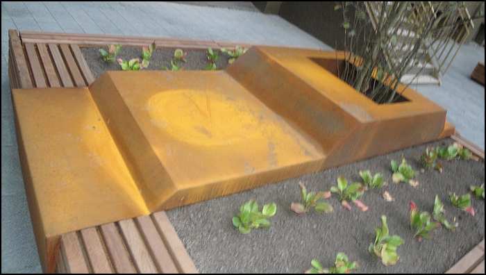 Houten bekleding rond bloembakken in Rotterdam
